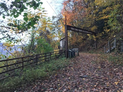 Kaymoor Is The West Virginia Ghost Town That's Perfect For An Autumn Day Trip