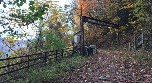 Kaymoor Is The West Virginia Ghost Town That’s Perfect For An Autumn Day Trip