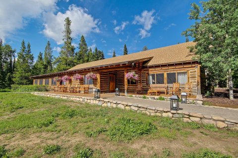 Jenny Lake Lodge In Wyoming Is A Beautiful Restaurant With Scenic Mountain Views