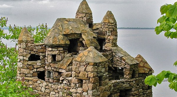 This Small Town In Vermont Is Home To Tiny Hidden Castles