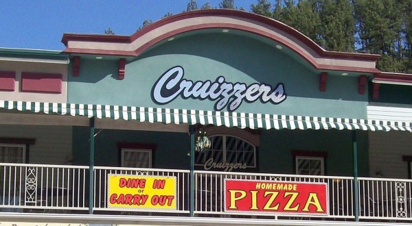 The Pizza At Cruizzers In South Dakota Is Bigger Than The Table