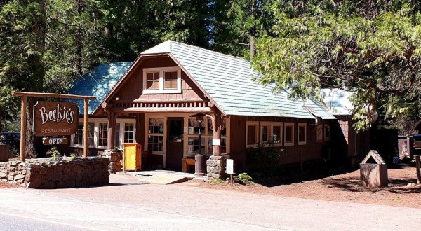 Enjoy Delicious Pie At Beckie’s Cafe, A Quaint Little Spot Right On Oregon’s Rogue River