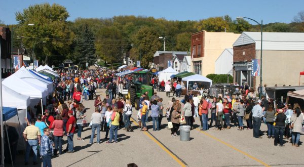 Gather For Delicious Wine And Gorgeous Artwork At Iowa’s Vinestock Fall Festival