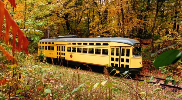 Take The Como-Harriet Trolley Ride In Minnesota To Experience The Colorful Changing Leaves