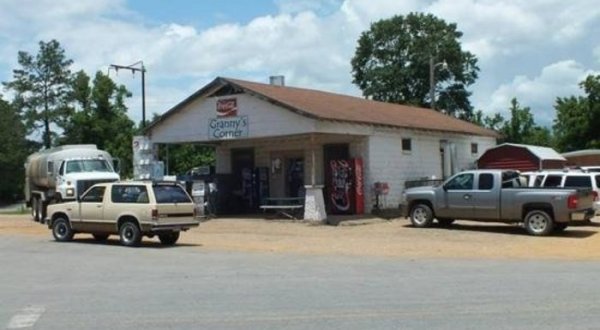A Quaint Little Country Store In Mississippi, Granny’s Corner Serves Some Of The State’s Best Burgers