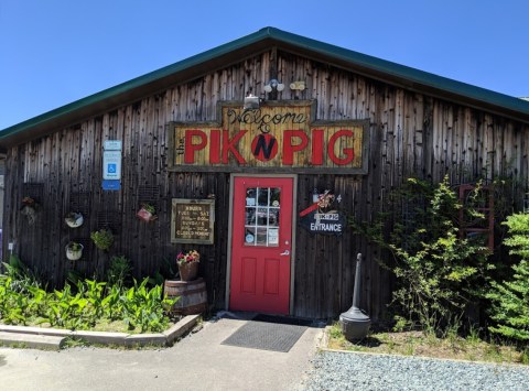 Watch Planes Land While You Chow Down On Delicious BBQ At Pik N Pig BBQ In North Carolina