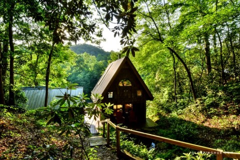The Tiny Cabin In The Mountains Of Blue Ridge, Georgia Overlooks The Toccoa River
