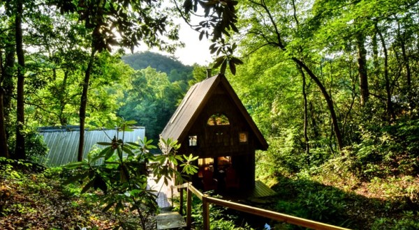The Tiny Cabin In The Mountains Of Blue Ridge, Georgia Overlooks The Toccoa River