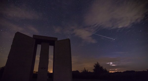 The Georgia Sky Will Light Up With Shooting Stars And A Full Blood Moon During The Draconids Meteor Shower