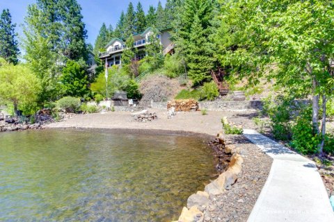 This Private Beachfront Cabin On Lake Coeur d'Alene In Idaho Is A Dreamy Getaway All Year Round