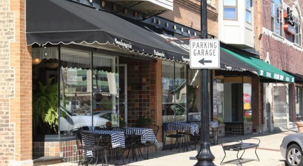 Sink Your Teeth Into Authentic French Pastries At Suzette’s Creperie In Illinois
