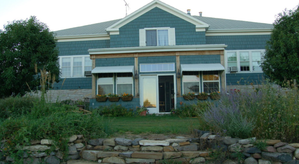 Stay Overnight In The 91-Year-Old Sage Hill Bed & Breakfast, An Allegedly Haunted Spot In North Dakota