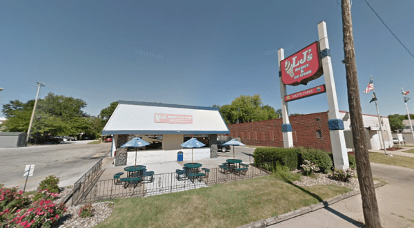 Visit LJ’s Burgers And Ice Cream, The Retro Burger Joint In Iowa That’s Been Around Since 1972