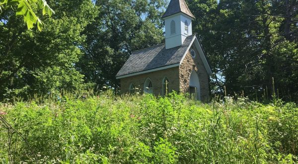For An Easy Hike In Iowa That’s Less Than A Mile And Takes You To An Old Church, Check Out Pine Chapel Trail