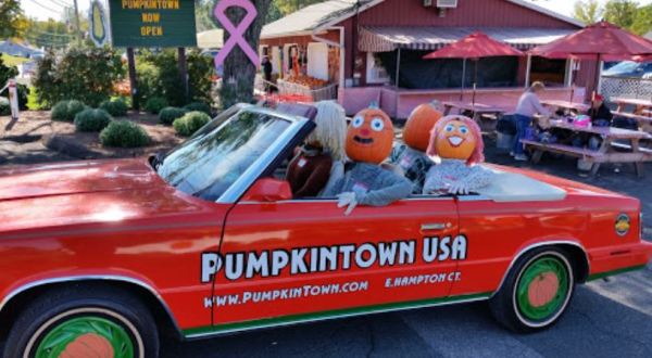 The Small Connecticut Town Of East Hampton That Transforms Into A Pumpkin Wonderland Each Year