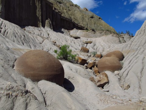 Walk Through 70,000 Acres Of Rock Formations At North Dakota's Theodore Roosevelt National Park