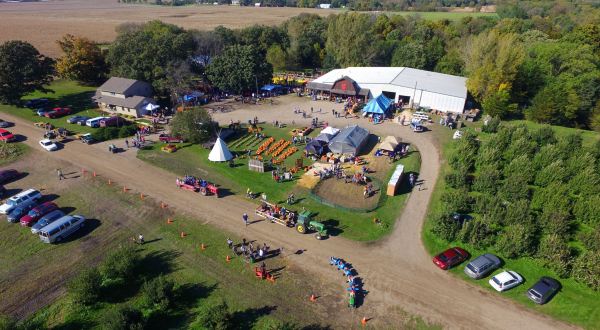 Pick From 45 Acres Of Apple Trees And Navigate A 5 Acre Corn Maze At Deal’s Orchard In Iowa