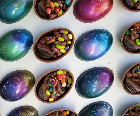 These Hand-Painted Edible Auroras By Alaska's Sweet Chalet Chocolates Look Too Incredible To Eat