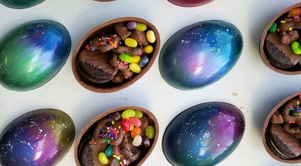 These Hand-Painted Edible Auroras By Alaska’s Sweet Chalet Chocolates Look Too Incredible To Eat