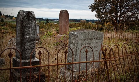 The Lafayette Pioneer Cemetery Is One Of Oregon's Spookiest Cemeteries