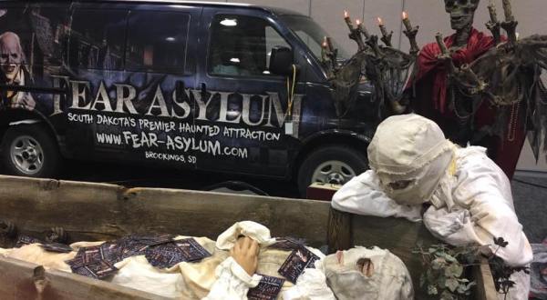 If You Visit Only One South Dakota Haunted House, Make It The Bone-Chilling Fear Asylum