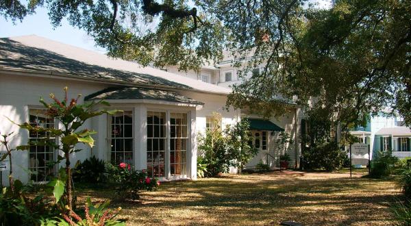 Visit The Carriage House Restaurant In Mississippi For A Delicious Southern Meal At A National Historic Landmark