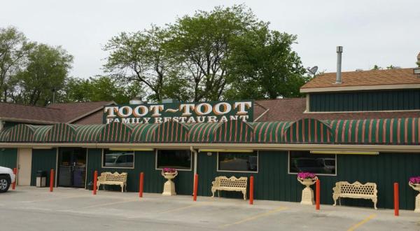 Find Every Dish Under The Sun At Toot-Toot Restaurant, A Small Town Buffet That’ll Leave You Stuffed