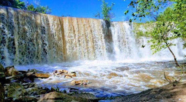 The Cowley State Fishing Lake Waterfall In Kansas Will Soon Be Surrounded By Beautiful Fall Colors