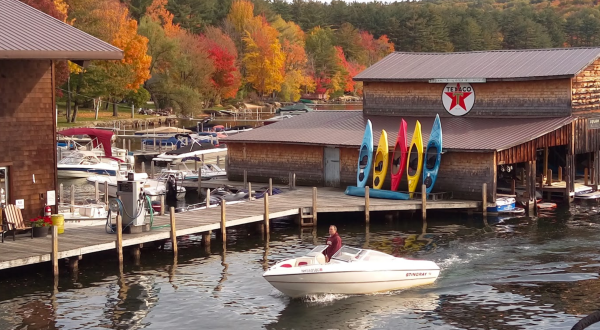 Walter’s Basin Restaurant In New Hampshire Is Surrounded By The Most Breathtaking Fall Colors