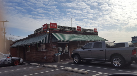 Travel Back In Time When You Visit Nikki's Drive-Inn, A Classic Old-School Diner in Tennessee