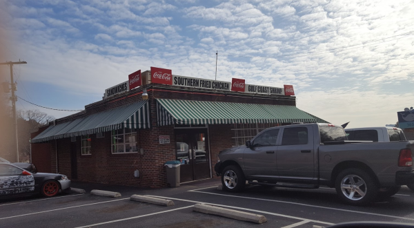 Travel Back In Time When You Visit Nikki’s Drive-Inn, A Classic Old-School Diner in Tennessee