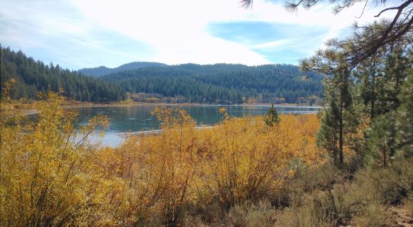 The Hike Around Spooner Lake Will Take You To The Most Spectacular Fall Foliage In Nevada
