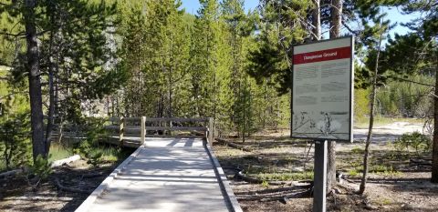 The Beautiful Artists Paintpots Trail Is An Easy 1-mile Hike In Wyoming That's Great For Beginners And Kids