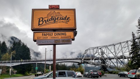 Visit Bridgeside, The Small Town Burger Joint In Oregon That’s Been Around Since 1946