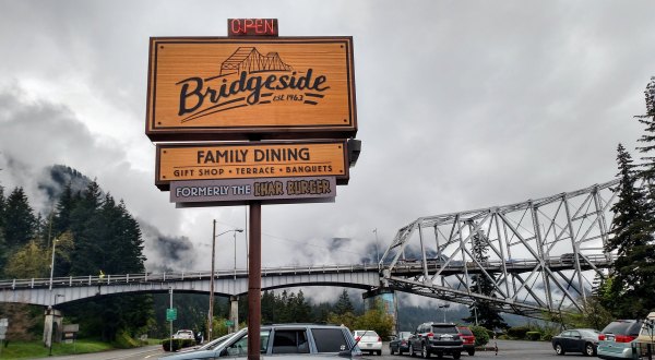 Visit Bridgeside, The Small Town Burger Joint In Oregon That’s Been Around Since 1946