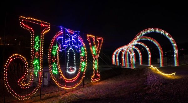 7 Drive-Thru Christmas Lights Displays In Missouri The Whole Family Can Enjoy