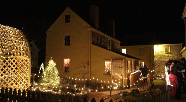 The Enchanting Candlelight Stroll At Strawbery Banke In New Hampshire Features Hundreds Of Glowing Lanterns