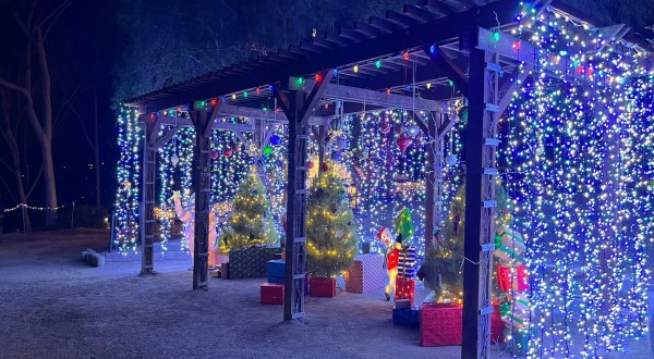 The Holiday Candlelight Walk At Heritage Hill Historical Park In Southern California Is Right Out Of A Storybook