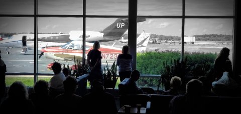 Watch Planes Take Off While You Dine At Pat O’Malley’s Jet Room In Wisconsin