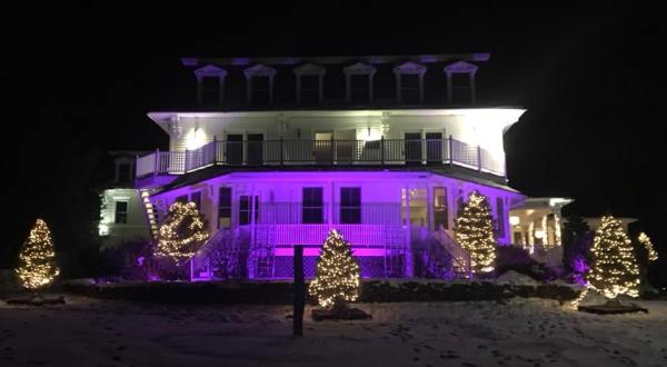 The Camden Harbour Inn Just Might Be The Most Beautiful Christmas Hotel In Maine