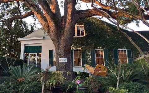 Mary Mahoney's Is A Restaurant Hiding In One Of The Oldest Homes In Mississippi