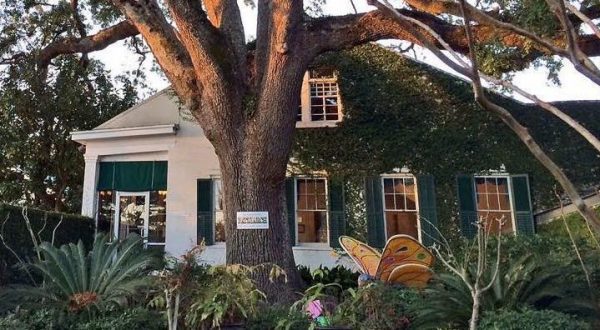 Mary Mahoney’s Is A Restaurant Hiding In One Of The Oldest Homes In Mississippi
