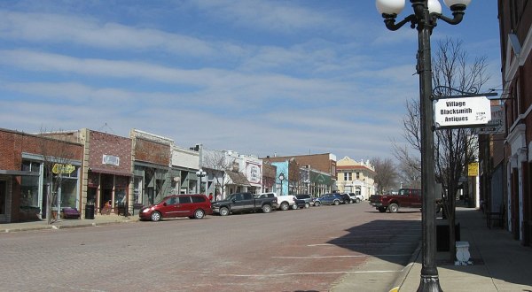 The Best Antiquing Town In The Midwest Just Might Be Right Here In Walnut, Iowa