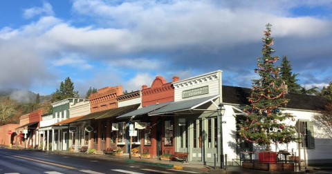 At Christmastime, Jacksonville, Oregon Has The Most Enchanting Main Street In The Country