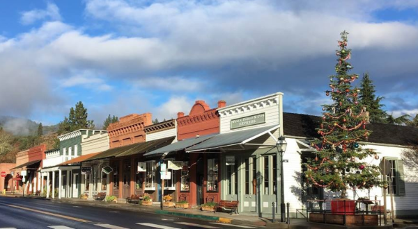 At Christmastime, Jacksonville, Oregon Has The Most Enchanting Main Street In The Country