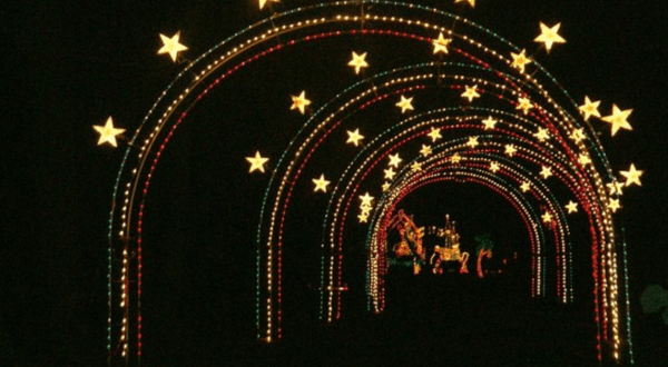 Take A Dreamy Ride Through The Largest Drive-Thru Light Show In Connecticut, The Holiday Lights Fantasia