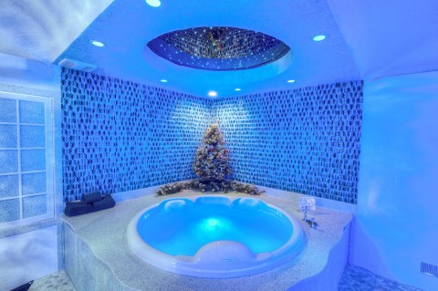The Igloo-Themed Room At Sunset Inn And Suites In Illinois Is Like A Winter Wonderland