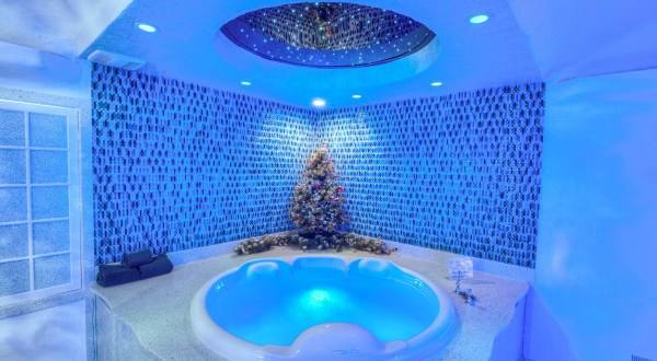 The Igloo-Themed Room At Sunset Inn And Suites In Illinois Is Like A Winter Wonderland