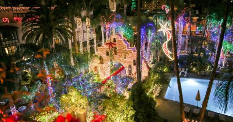 The Historic Mission Inn Hotel In Southern California Gets All Decked Out For Christmas Each Year And It's Beyond Enchanting