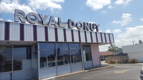Locals Have Been In Love With The Royal Donut In Illinois Since 1973